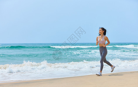 年轻美女海边运动跑步高清图片