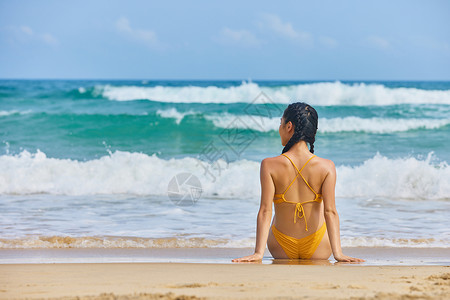 坐在沙滩上的比基尼美女背影高清图片