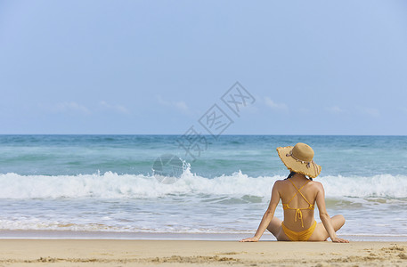 夏日海边沙滩上的比基尼美女背影高清图片