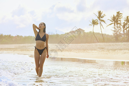 比基尼美女海边散步背景图片