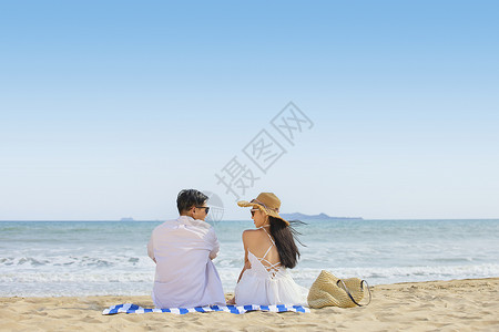 浓荫夏日长海边情侣对视背景