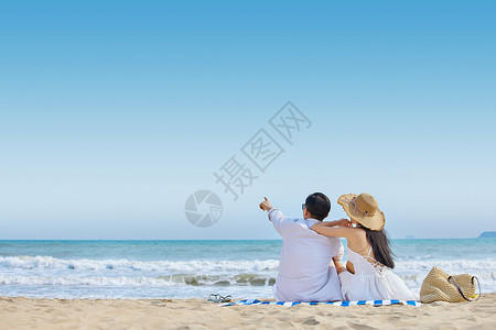 夏日长海边情侣看海背影背景