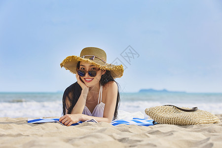 烈日下沙滩度假美女背景