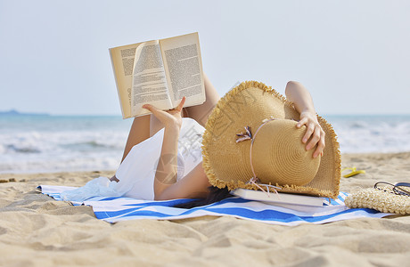 美女在海边奔跑年轻美女度假躺在沙滩看书背景