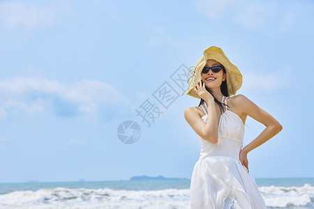 穿白色长裙夏日海边美女背景