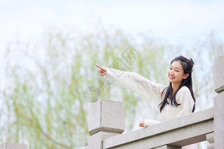 春季游园古风汉服樱花美女游园背景