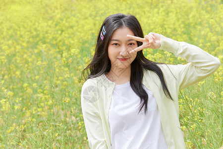 阳光人像油菜花田花季少女背景