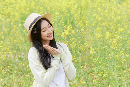 笑的姑娘油菜花田花季少女背景