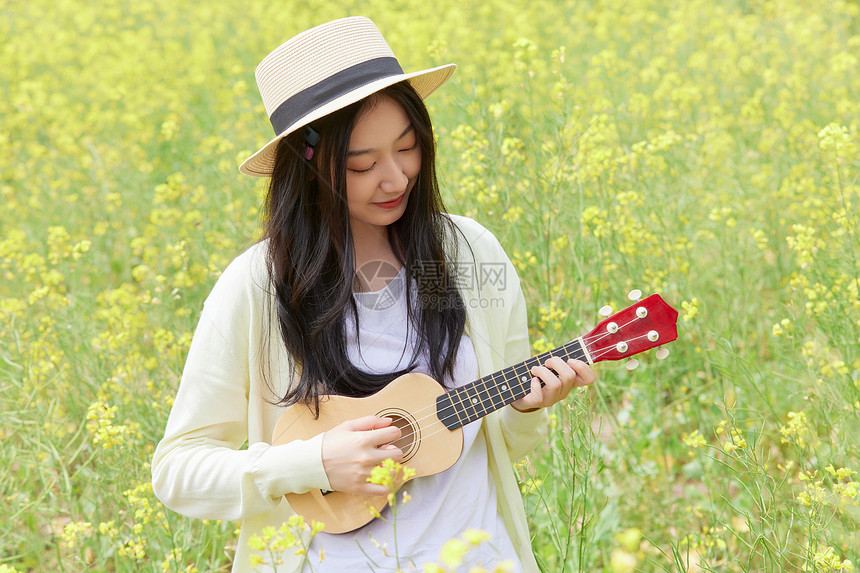 春季油菜花田可爱少女图片