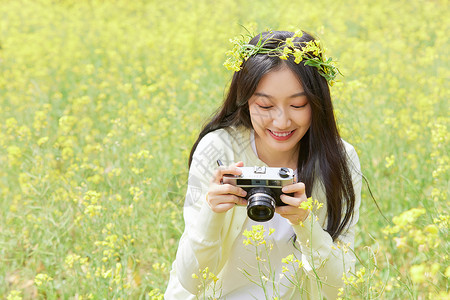 春季油菜花田可爱少女背景图片