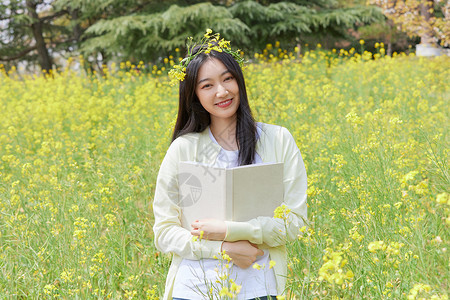 春季油菜花田可爱少女背景图片