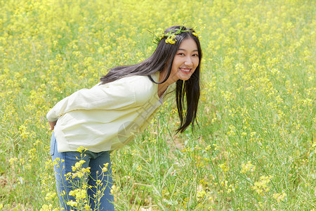 春季油菜花田可爱少女图片