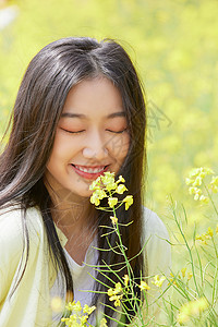 笑的姑娘春季油菜花田可爱少女背景