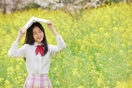 春季油菜花田可爱少女背景图片