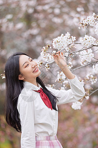 春季樱花少女逛公园赏花图片