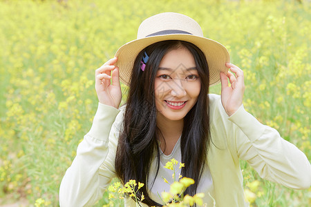 春季油菜花田可爱少女背景图片