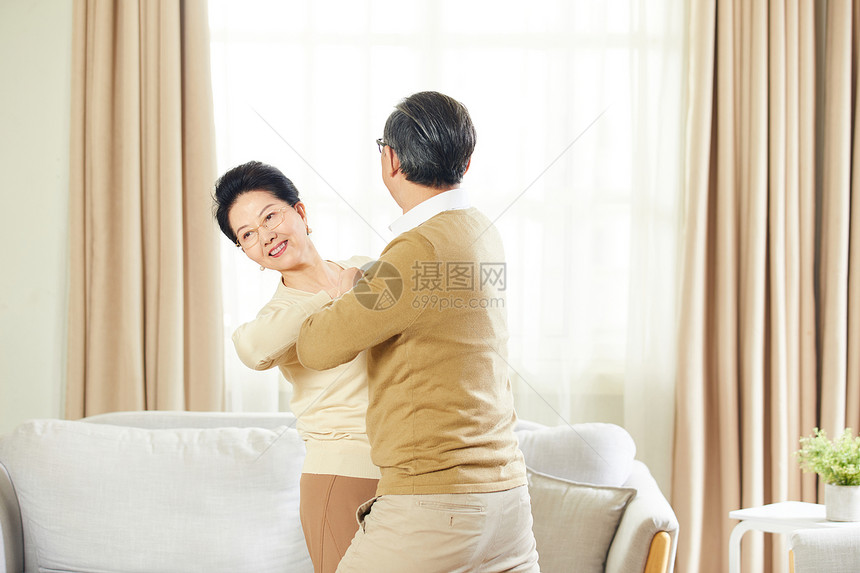 中老年夫妇客厅跳交谊舞图片