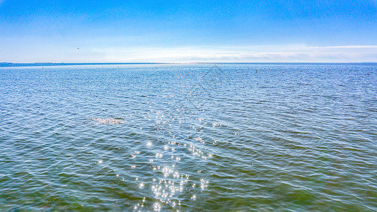波光粼粼的呼伦湖高清图片