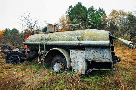 乌克兰切尔诺贝利核泄漏废弃工业汽车图片