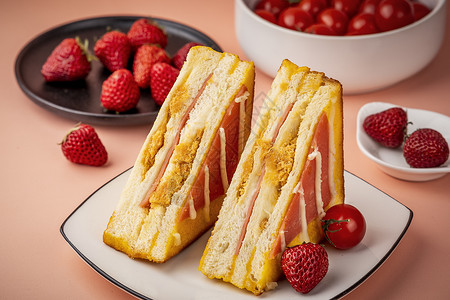 三角草莓蛋糕桌上的三角肉松面包背景