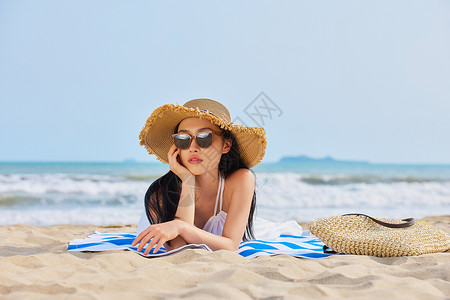 夏天烈日夏日海边沙滩度假美女背景