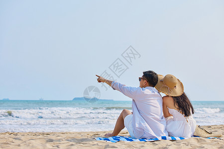 情侣大海素材海边情侣坐在沙滩看大海背影背景