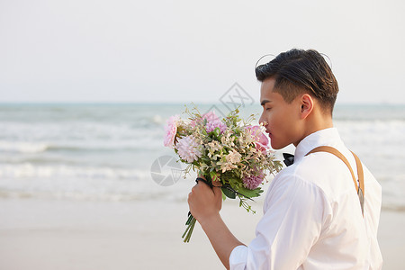 年轻男士手拿手捧花图片