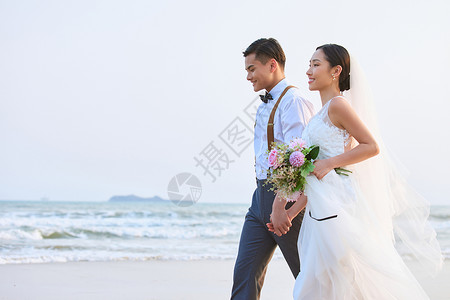 海边结婚年轻情侣海边婚纱照背景