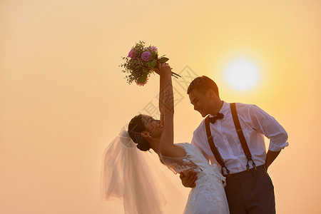 海边结婚夕阳下情侣婚纱照背景