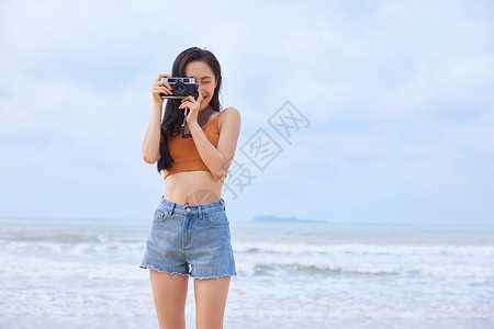 海边旅行拍照的女生背景图片