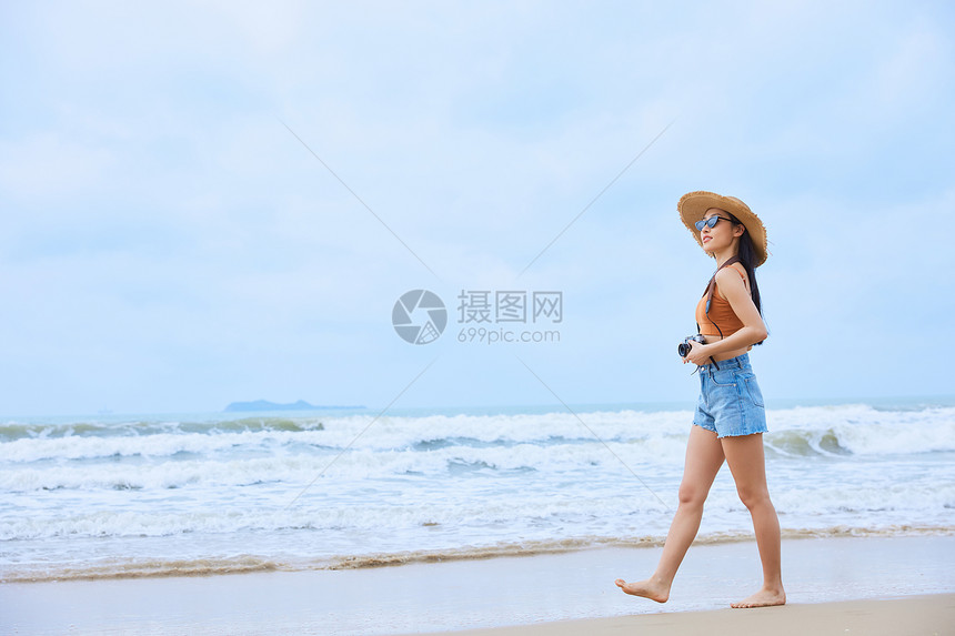 夏日文艺美女海边旅行拍照图片