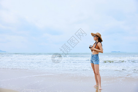 夏日文艺美女海边旅行拍照图片