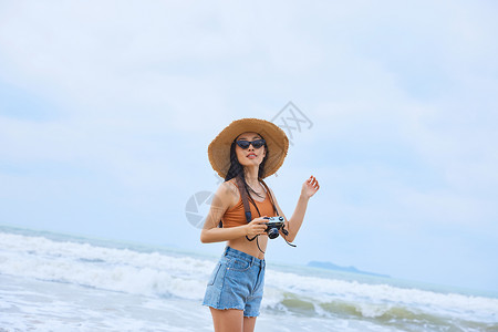 夏日文艺美女海边旅行拍照图片