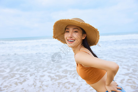 夏日海边旅行的清新美女高清图片