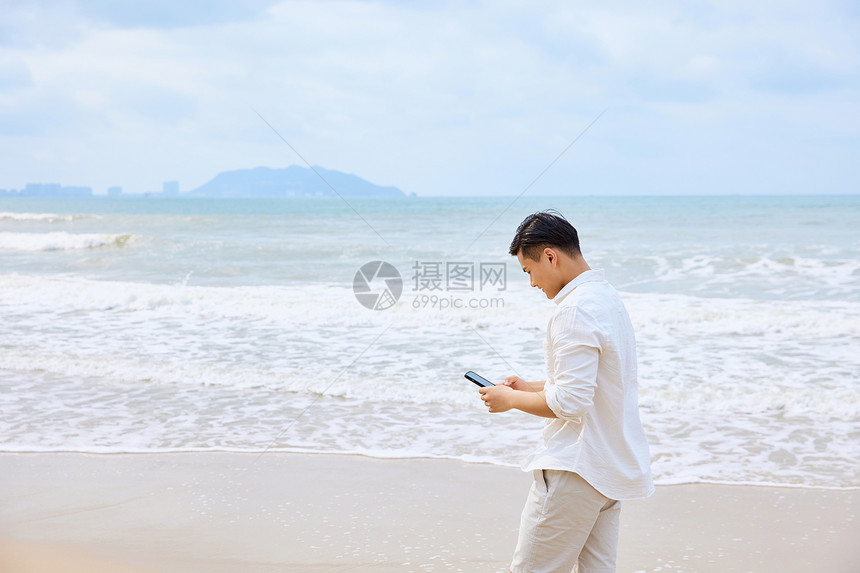 年轻男士夏天海边散步图片