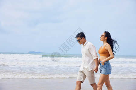 夏日海边情侣牵手散步图片