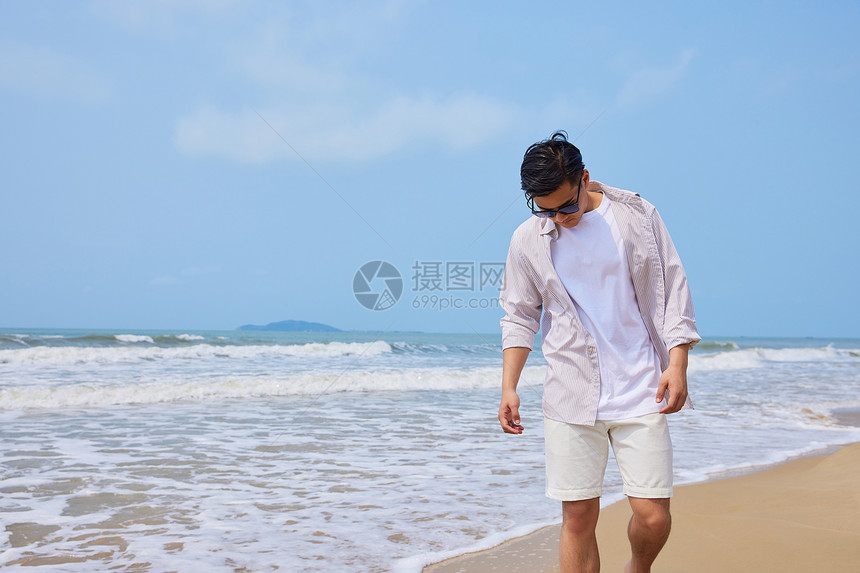 年轻男士夏天海边散步图片