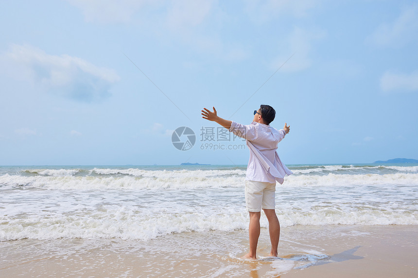 年轻男士夏天海边散步图片