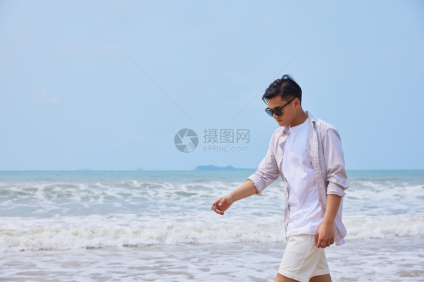 年轻男士夏天海边散步图片