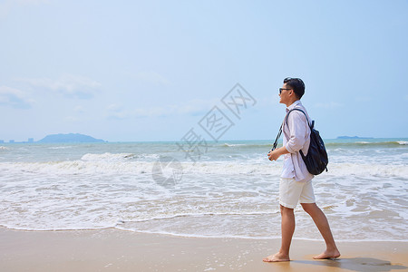 年轻男士海边旅游拍照图片