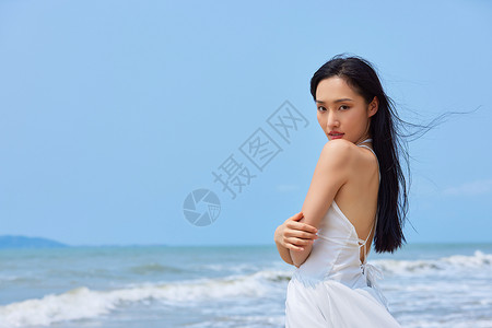 年轻美女享受海边度假高清图片