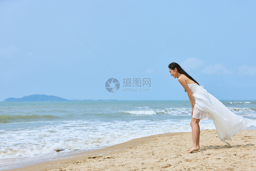 夏日美女海边度假图片