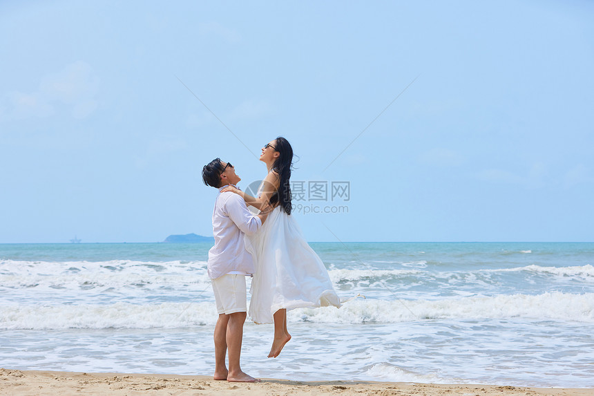 年轻情侣海边开心度假图片