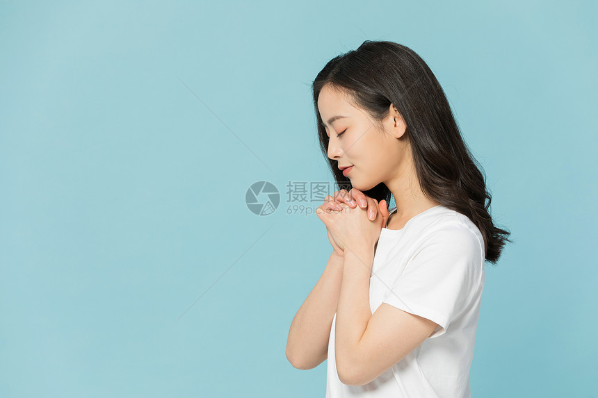 闭眼祈祷的女性图片