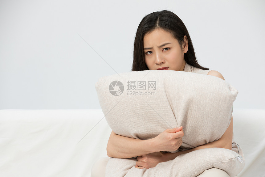 伤心的女性难过的人抱着枕头恐慌图片