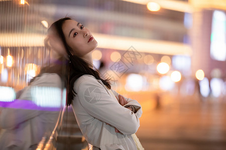 夜里女孩城市夜里发呆的职场女性背景