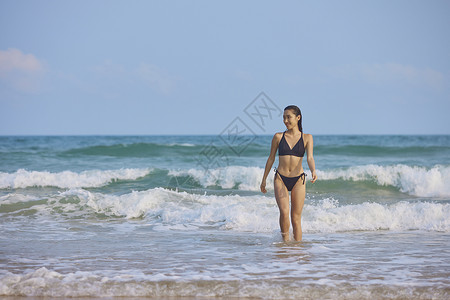 比基尼美女海边上岸背景