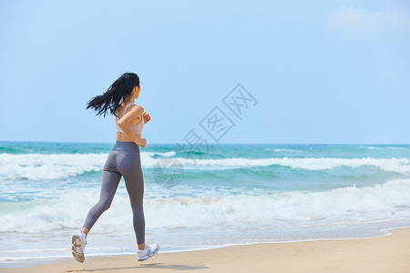 夏日跑步年轻美女海边跑步背影背景