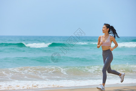 年轻美女海边跑步图片