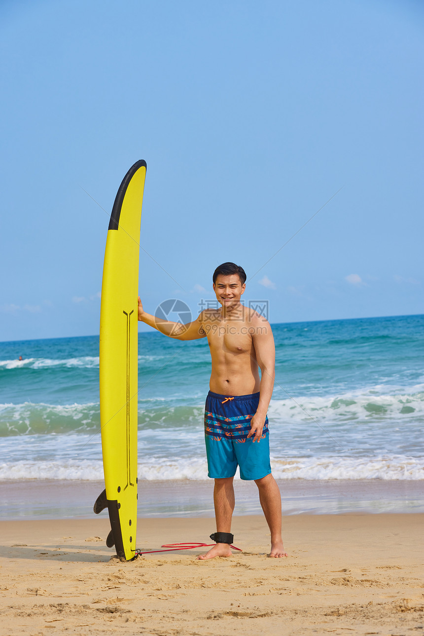 夏日海边冲浪男士图片